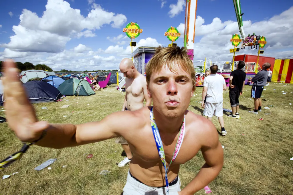 Festivalgoers and atmosphere at Global Gathering 2009